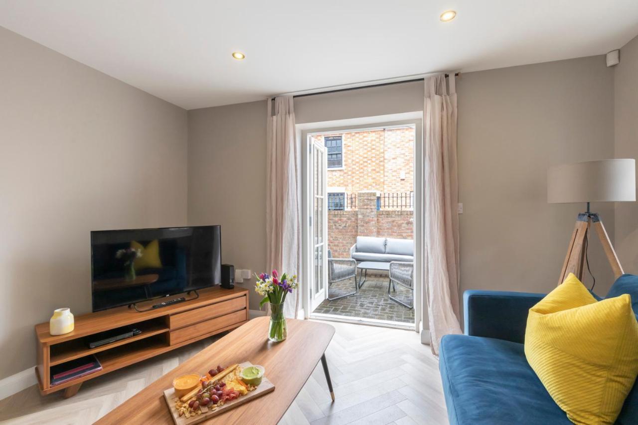Elliot Oliver - 2 Bedroom Garden Apartment With Parking 첼튼엄 외부 사진