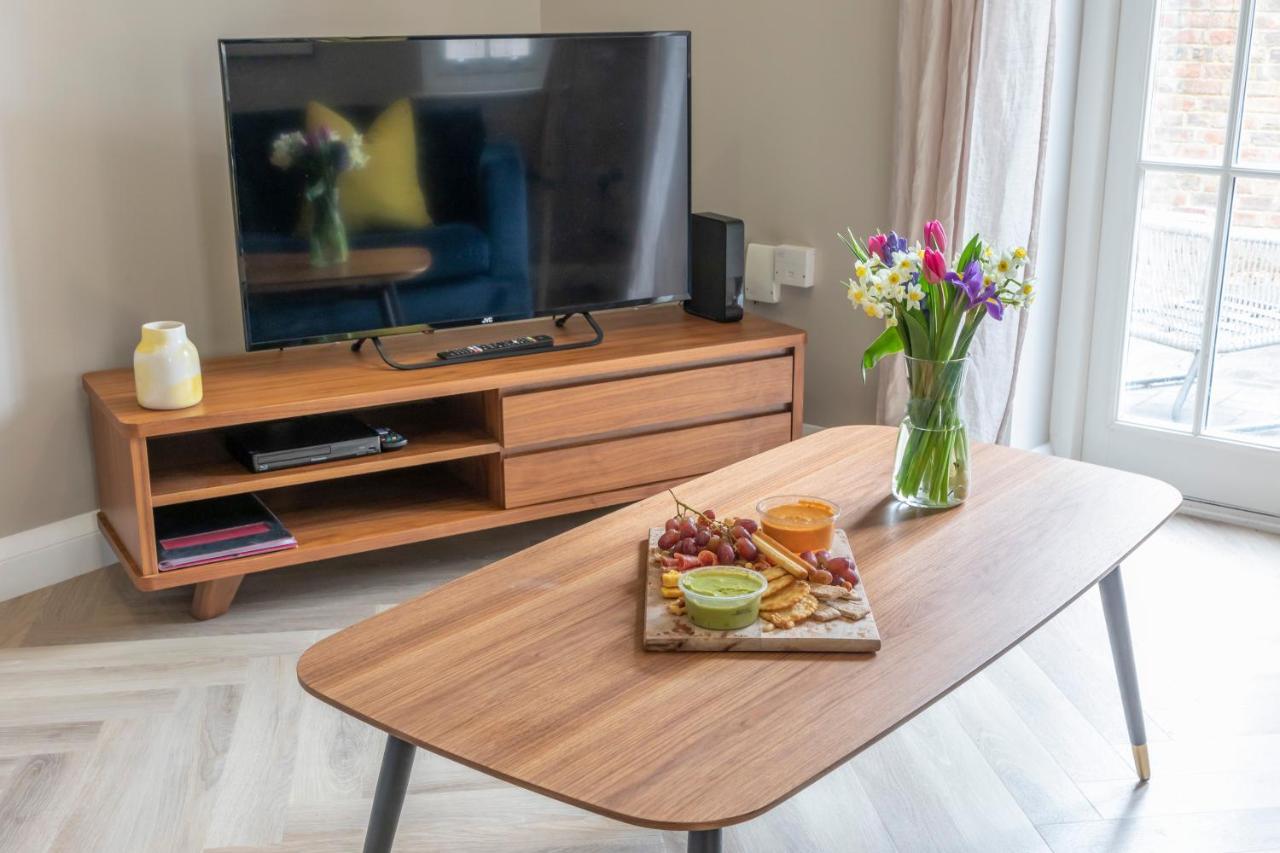 Elliot Oliver - 2 Bedroom Garden Apartment With Parking 첼튼엄 외부 사진