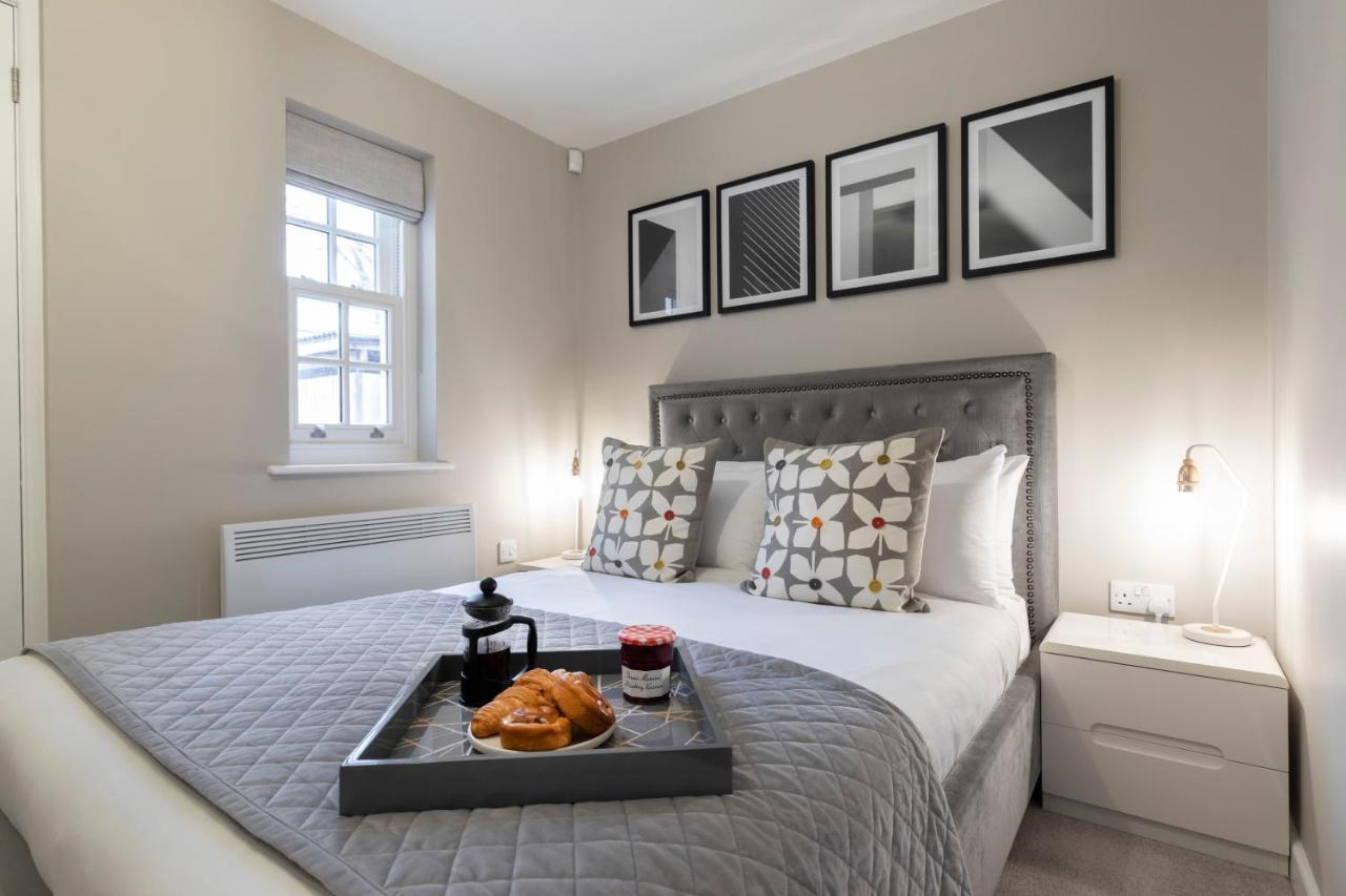 Elliot Oliver - 2 Bedroom Garden Apartment With Parking 첼튼엄 외부 사진
